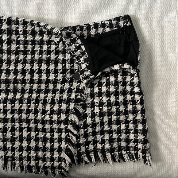 Skirt with Houndstooth Pattern - Picture 3 of 4